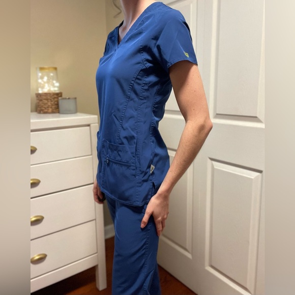 XS Med Couture Women’s ‘Activate’ Scrub Set - Picture 2 of 12